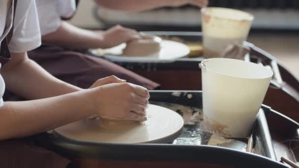 Tillverkning av keramik. Två kvinnor förbereder lera för arbete på keramik hjul. Närbild av händer. — Stockvideo