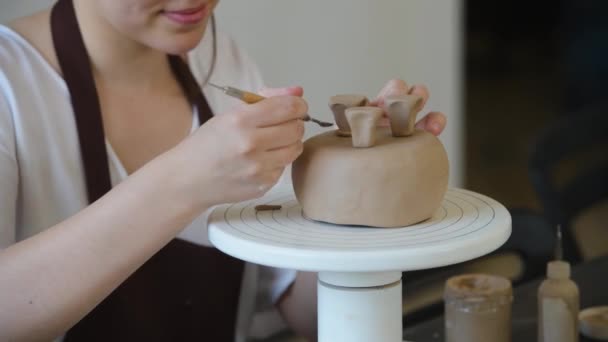 Ung kvinna fästa lera produkt del till framtida keramiska produkt. Keramikverkstad. — Stockvideo