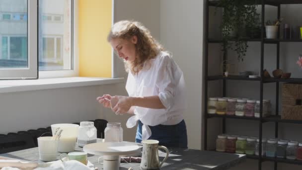 Kvinnlig keramik glasyr rå obränd keramik kopp med hjälp av borste. Earthenware mugg sätta färgämne på keramik verkstad. — Stockvideo