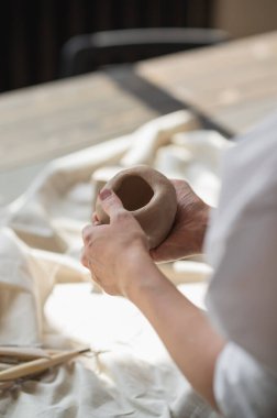Profesyonel kadın çömlekçi şekillendirme ve parça oyma atölyesi, stüdyo. El işi, sanat eseri ve el yapımı konsept..