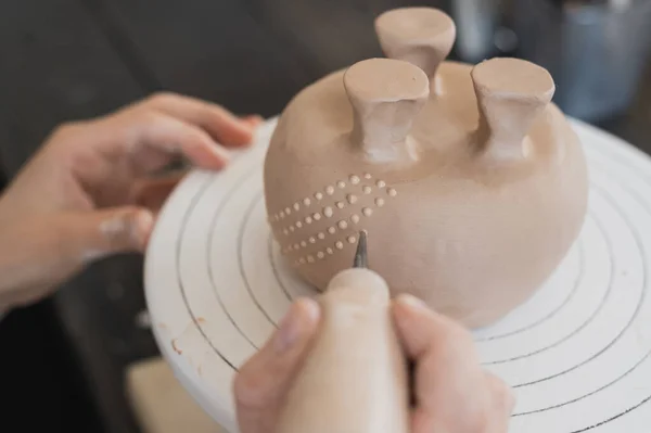 Jeune femme attachant la partie du produit en argile au futur produit en céramique. Atelier de poterie. — Photo