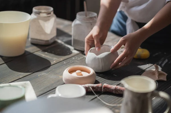 Процес виробництва кераміки. Нанесення щітки на керамічний посуд . — стокове фото