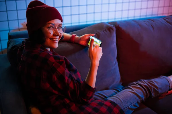 Joueuse de réalité virtuelle dans le téléphone mobile, adolescente accro. Fille avoir du plaisir à jouer jeu mobile en ligne sur son téléphone intelligent . — Photo