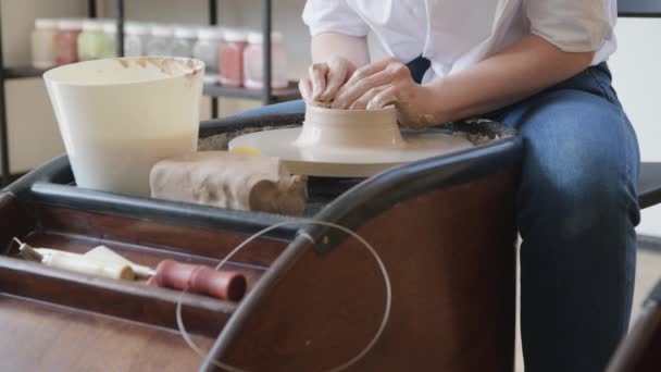 Руки гончара, создающего глиняную банку на круге — стоковое видео