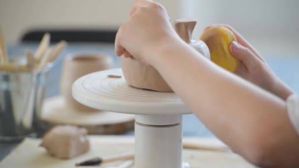 Närbild av keramik gör potten i keramik verkstad. Använda svamp och vatten för återfuktande lera. — Stockvideo