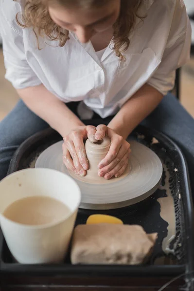 Töpferhände, die ein irdenes Gefäß auf dem Kreis herstellen — Stockfoto