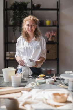 Çömlek üretim süreci. Seramik eşyalar üzerindeki cam fırçasının uygulamasıName.