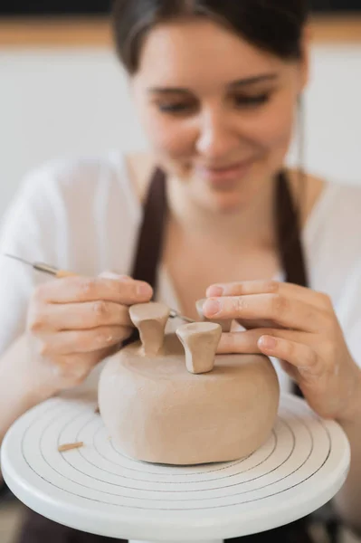 Close up de oleiro fêmea segurando vara e fazendo ornamento em faiança. Argila mestre produto de moldagem de argila. Conceito de arte cerâmica e hobby. — Fotografia de Stock