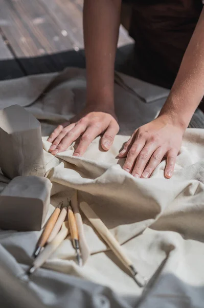 Jovem em uma aula de cerâmica trabalhando com diferentes ferramentas. — Fotografia de Stock