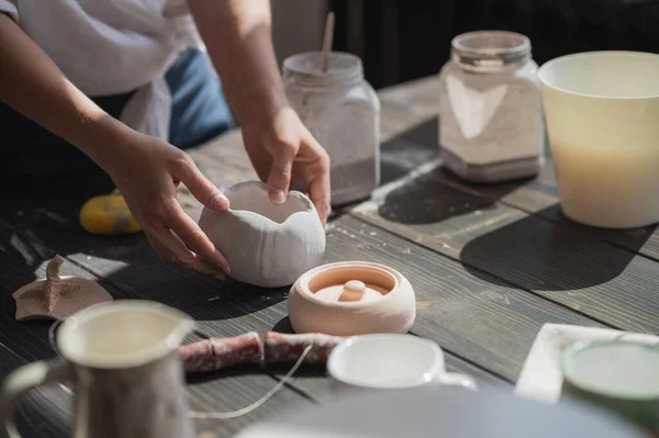 Close up de uma mulher fazendo utensílios de cerâmica e cerâmica na oficina, trabalhando com argila e esmalte. — Fotografia de Stock
