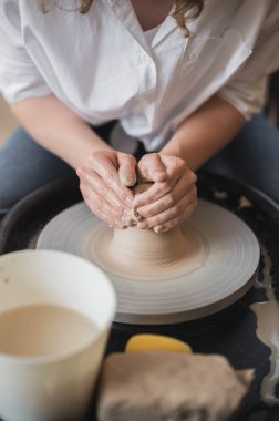 Çömlekçi çarkında kil modelleme üzerine yüksek lisans sınıfı çömlek atölyesinde