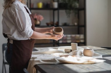 Profesyonel kadın çömlekçi şekillendirme ve parça oyma atölyesi, stüdyo. El işi, sanat eseri ve el yapımı konsept..
