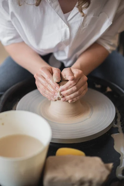 陶瓷厂陶瓷轮上粘土模型的硕士课程 — 图库照片