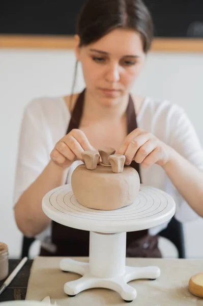 Potier professionnel féminin façonnant et sculptant des pièces atelier de poterie, studio. Artisanat, œuvres d'art et concept fait main. — Photo