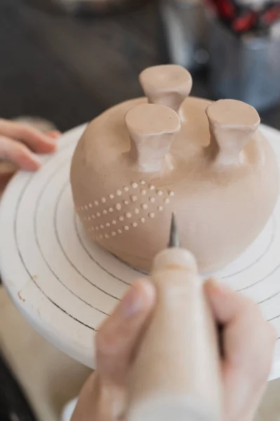 Enfant en cours de décoration du vase en argile. Atelier de poterie pour enfants. — Photo