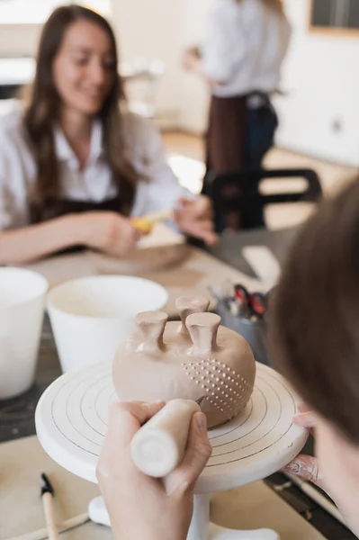 孩子们正在装饰陶瓷瓶.儿童陶器工作室. — 图库照片