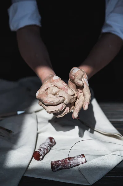 Bola de arcilla. Primer plano de las manos femeninas amasar una bola de arcilla para empezar a trabajar en la rueda. —  Fotos de Stock