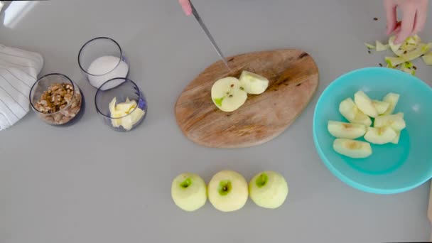 Äpple strudel med kanel matlagning process. Timelapse ovanifrån bilder av kvinnor händer förbereda läckra bageri. — Stockvideo