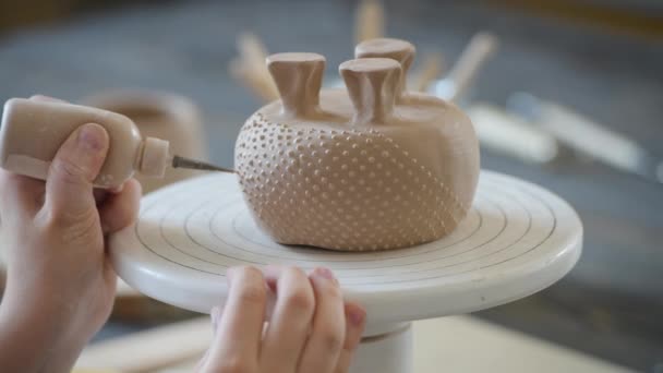 Kvinna dekorera handgjorda keramik vas närbild — Stockvideo