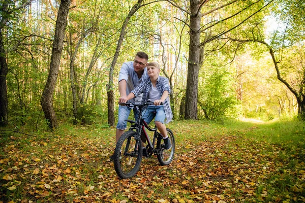 Père enseigne à son fils à faire du vélo — Photo