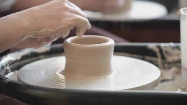 Master class på modellering av lera på ett keramikhjul I keramikverkstaden — Stockvideo