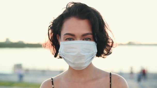 Naděje Mladá žena si sundává masku. Žena se zhluboka nadechne a usměje se. Koronový virus způsobený únavou z karantény — Stock video