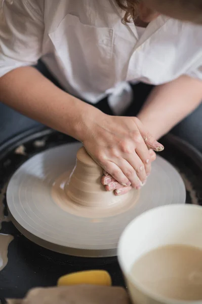 Potter faz o produto de argila com ferramentas de modelagem de cerâmica na roda de oleiros. — Fotografia de Stock