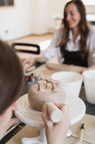 妇女装饰手工制作的陶器花瓶特写 — 图库照片