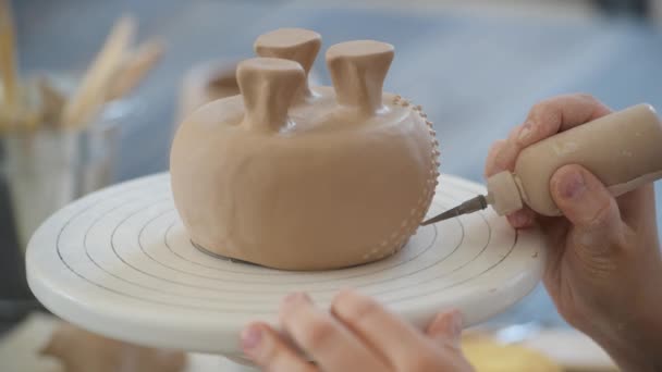 Mulher decorando vaso de cerâmica artesanal close-up — Vídeo de Stock