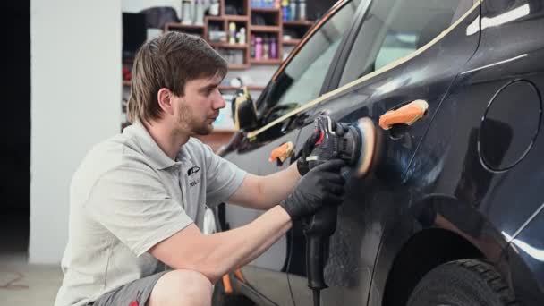 Detallado del coche - Hombre con pulidor orbital en taller de reparación de pulido de coches . — Vídeos de Stock