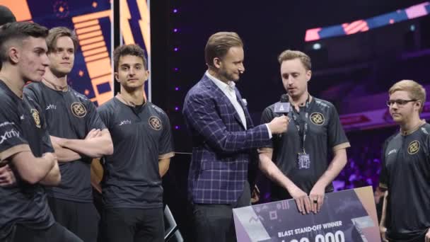 MOSCOW, RÚSSIA - 14 de setembro de 2019: evento de esports de um jogo de Counter Strike. Vencedores de uma equipe de torneios de impasse Ninjas em Pyjamas com um cheque em suas mãos com um prêmio em dinheiro. Aftermatch — Vídeo de Stock