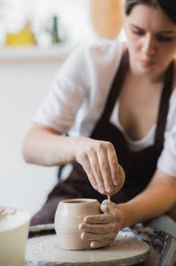 Çömlekçi çarkında kil modelleme üzerine yüksek lisans sınıfı çömlek atölyesinde