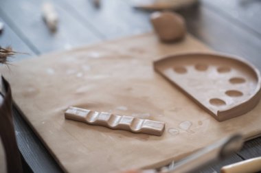 Profesyonel kadın çömlekçi şekillendirme ve parça oyma atölyesi, stüdyo. El işi, sanat eseri ve el yapımı konsept..