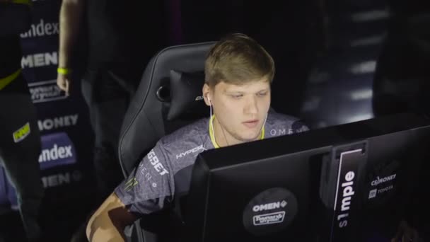 МОСКВА - 14 СЕНТЯБРЯ 2019: Экспорт Counter-Strike: Global Offensive event. Александр s1mple Костылев - величайший игрок мира csgo во время турнира профессиональной игры. — стоковое видео