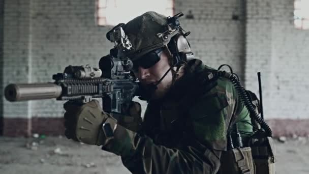 Soldat in kompletter US-Marsoc-Ausrüstung betritt verlassenes Gebäude und zielt mit dem Sturmgewehr MK18 aus verschiedenen Winkeln — Stockvideo