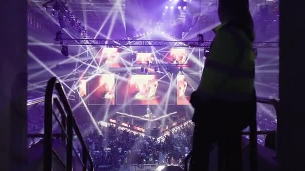 MOSCOU - 14 SEPTEMBRE 2019 : Contre-grève de l'esport : Événement offensif mondial. Entrer dans l'arène, grand écran sur une scène et éclairage incroyable. — Video