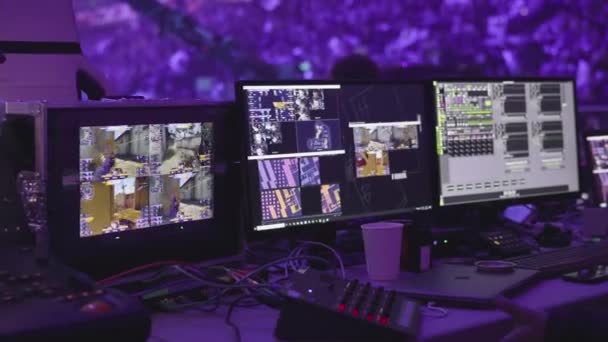 MOSCÚ - 14 DE SEPTIEMBRE DE 2019: evento de esports gaming. Consola de estudio de directores con muchos botones y pantallas en el canal de estudio de bloques de hardware. Difusión para transmitir en vivo. — Vídeos de Stock