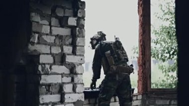 Askerler misyona ateşli silah donanımı hazırlıyorlar. Cephane kutusundan saldırı tüfeğini çıkardı..