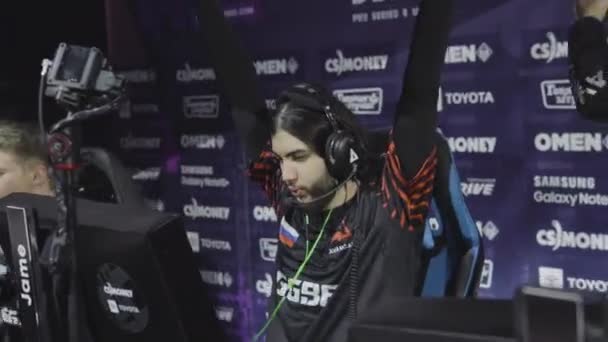 MOSCA - 14 SETTEMBRE 2019: esports Counter-Strike: Global Offensive event. Giocatore del team Avangar Ali Jame Dzhami festeggia la vittoria alzando le mani. — Video Stock