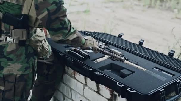 O soldado puxa uma espingarda para fora do estojo de munição e insere o grampo de munição no rifle de assalto — Vídeo de Stock