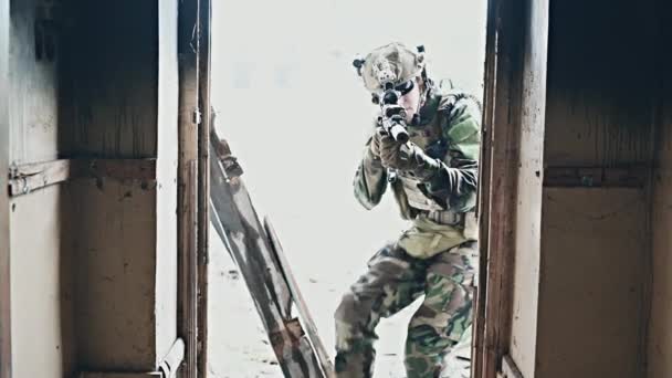 Soldaat in de strijd. Stedelijke gevechtstraining, soldaat gaat verlaten gebouw binnen. Anti-terroristische operatie training op slagveld. — Stockvideo