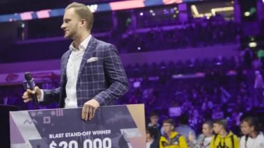 MOSCOW - 14 Eylül 2019: Counter Strike oyununun ihracat olayı. Uzak duruş turnuvasının galipleri pijamalı Ninjalar ödül parasıyla ellerinde bir çekle. Maç sonrası röportaj.