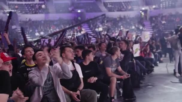 MOSCÚ - 14 DE SEPTIEMBRE DE 2019: evento de esports gaming. Aficionados a las tribunas animando y apoyando a sus equipos favoritos . — Vídeos de Stock