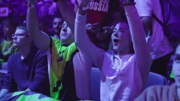 МОСКВА - 14 СЕНТЯБРЯ 2019: ИГРА ИГРЫ. Счастливые преданные болельщики на арене. Мужчина и женщина аплодируют с плакатом самодельной работы с поднятыми руками. — стоковое видео