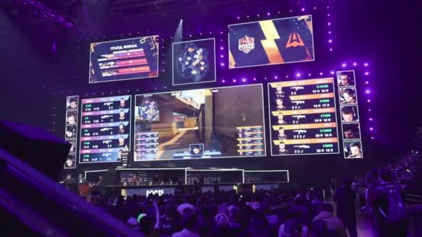 MOSCOW - 14 DE SETEMBRO DE 2019: evento de jogos de esports. Muita gente num estádio. Tiro panorâmico de um grande local, jogadores em um palco, telas grandes com momentos de jogo nele. Grande multidão em um estádio . — Vídeo de Stock