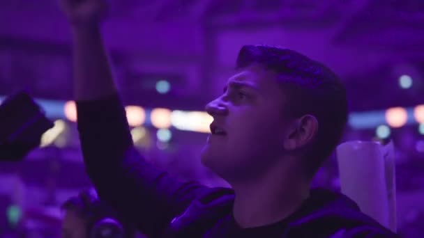 MOSKAU - 14. SEPTEMBER 2019: Counter-Strike: Global Offensive. Engagierte begeisterte Fans in der Arena jubeln und sorgen sich um ihr Lieblingsteam. — Stockvideo
