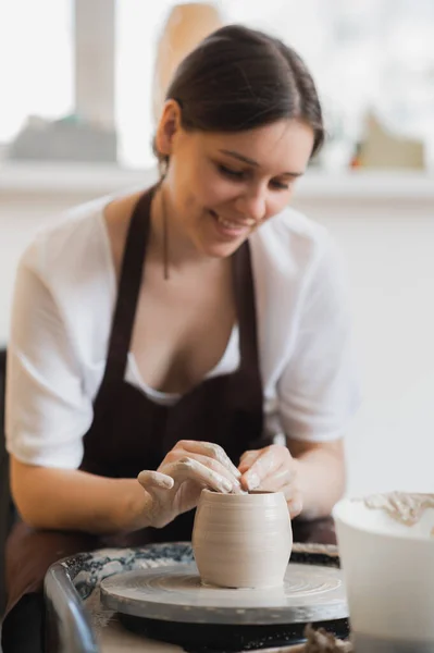 Close-up de oleiro fazendo pote na oficina de cerâmica. Usando esponja e água para hidratar a argila. — Fotografia de Stock