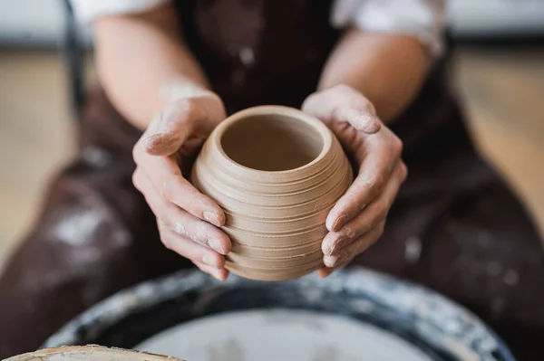 Master class on modeling of clay on a potter wheel In the pottery workshop — Stock Photo, Image