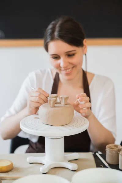 手作りの陶器の花瓶を飾る女性のクローズアップ — ストック写真