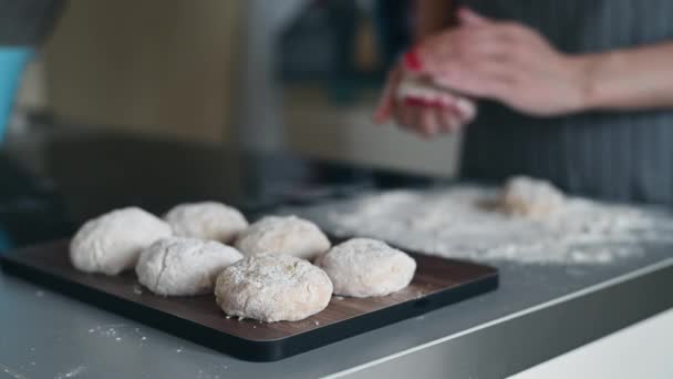 Zbliżenie smaczne kotlety, kucharka gotuje klopsiki, zanurzając kotlety mielonego mięsa w mące i rozprzestrzeniając go na tacy do pieczenia. — Wideo stockowe